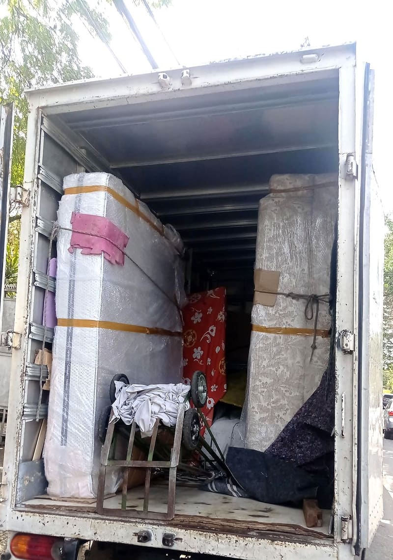 Móveis embalados com plástico bolha dentro do caminhão da Villa Transportes